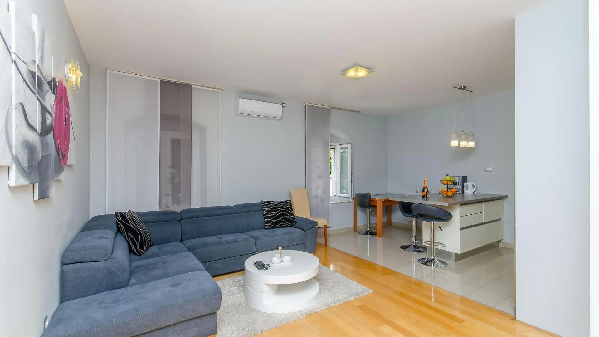 Stone Rose In Center Apartment Split