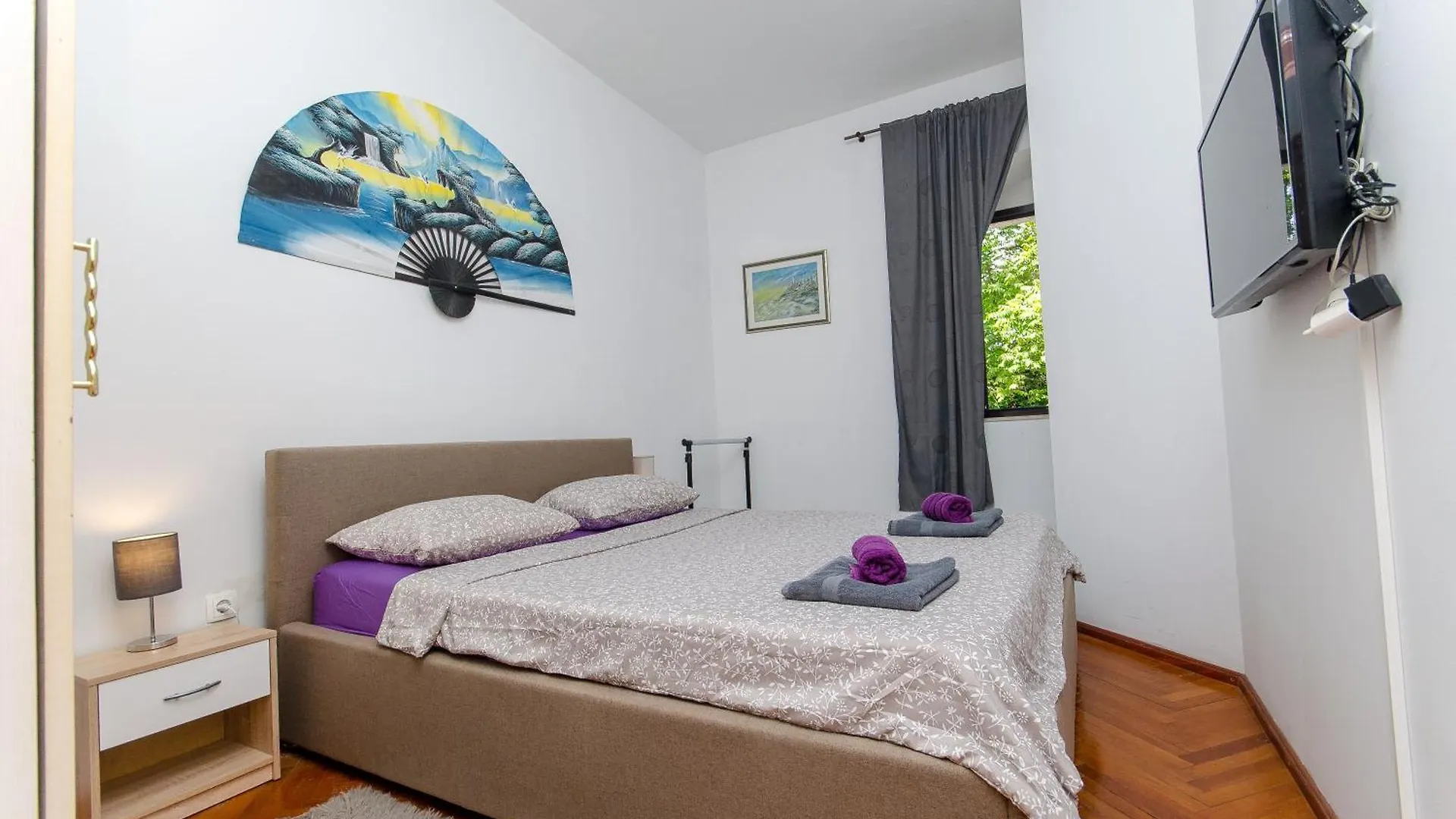 Stone Rose In Center Apartment Split