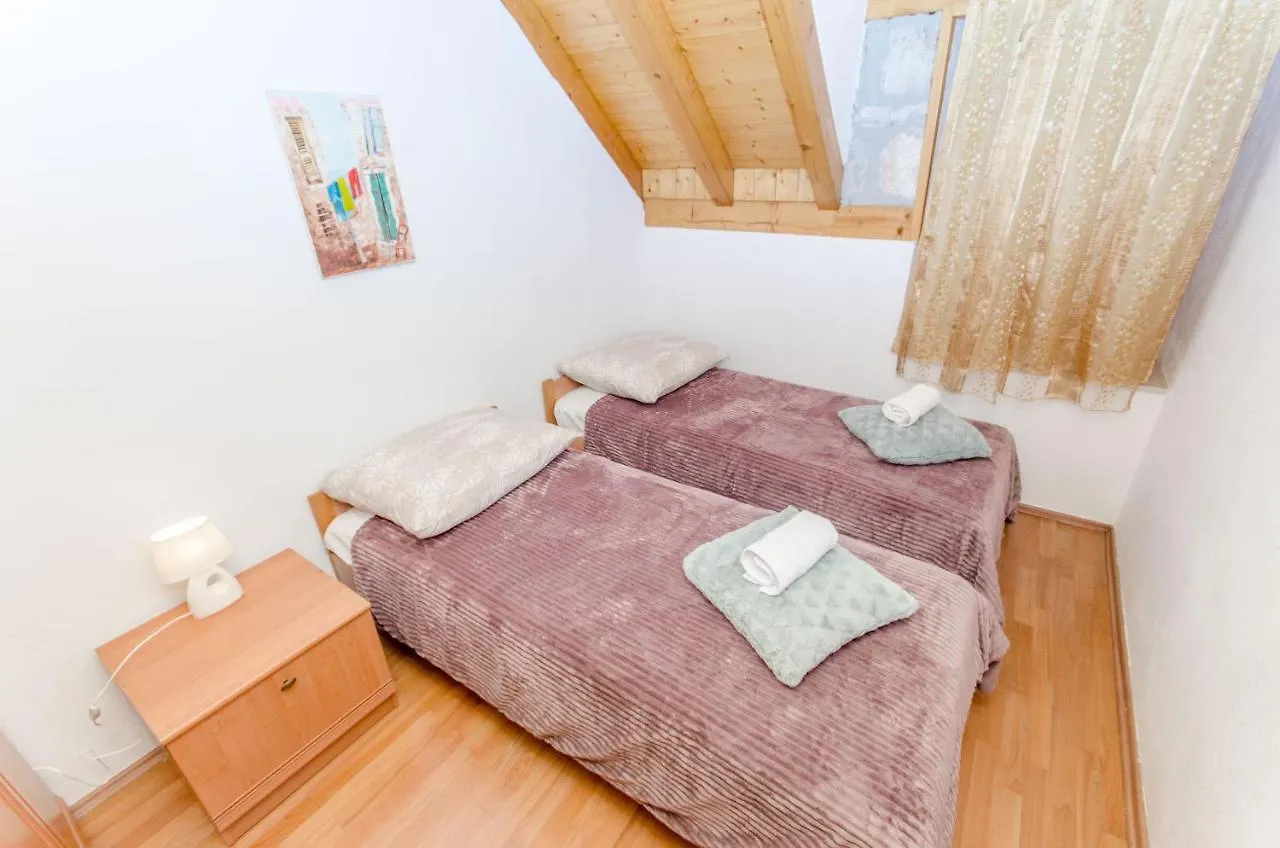 Stone Rose In Center Apartment Split