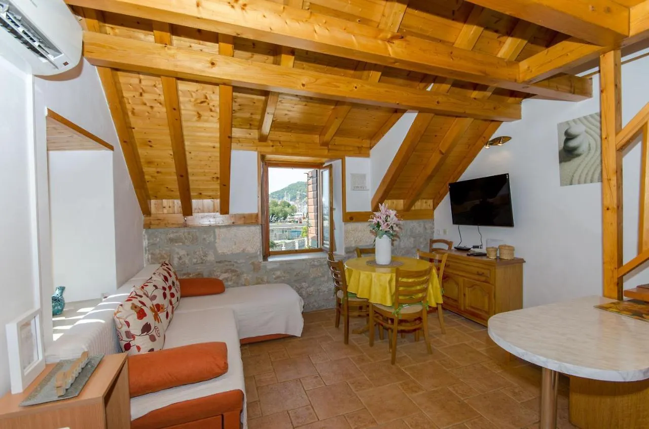 Stone Rose In Center Apartment Split