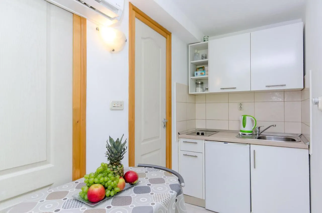 Stone Rose In Center Apartment Split