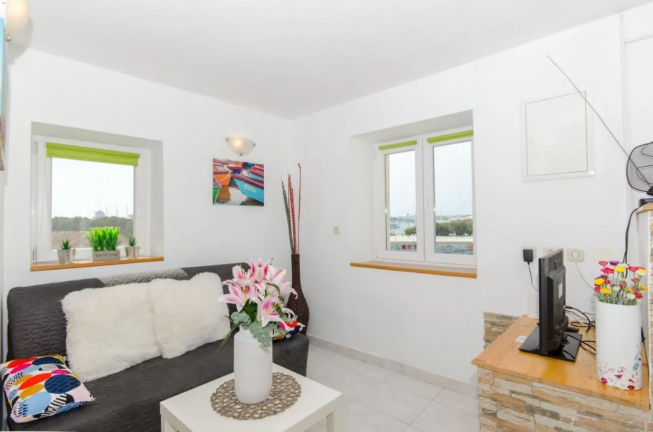 Stone Rose In Center Apartment Split